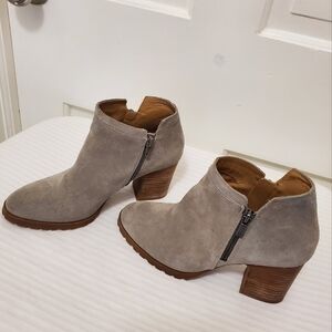 EC Lucky Brand Noryn Gray Suede Booties Side zip Close Size 7.5, Lugsole